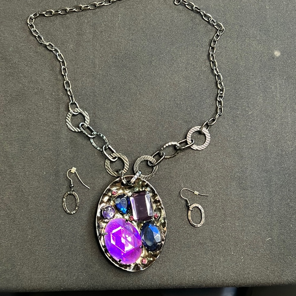 Beautiful necklace and earrings set!